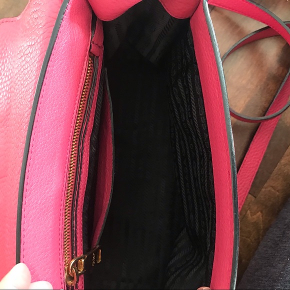 100% Authentic Prada Fuchsia Leather Crossbody - Picture 5 of 8